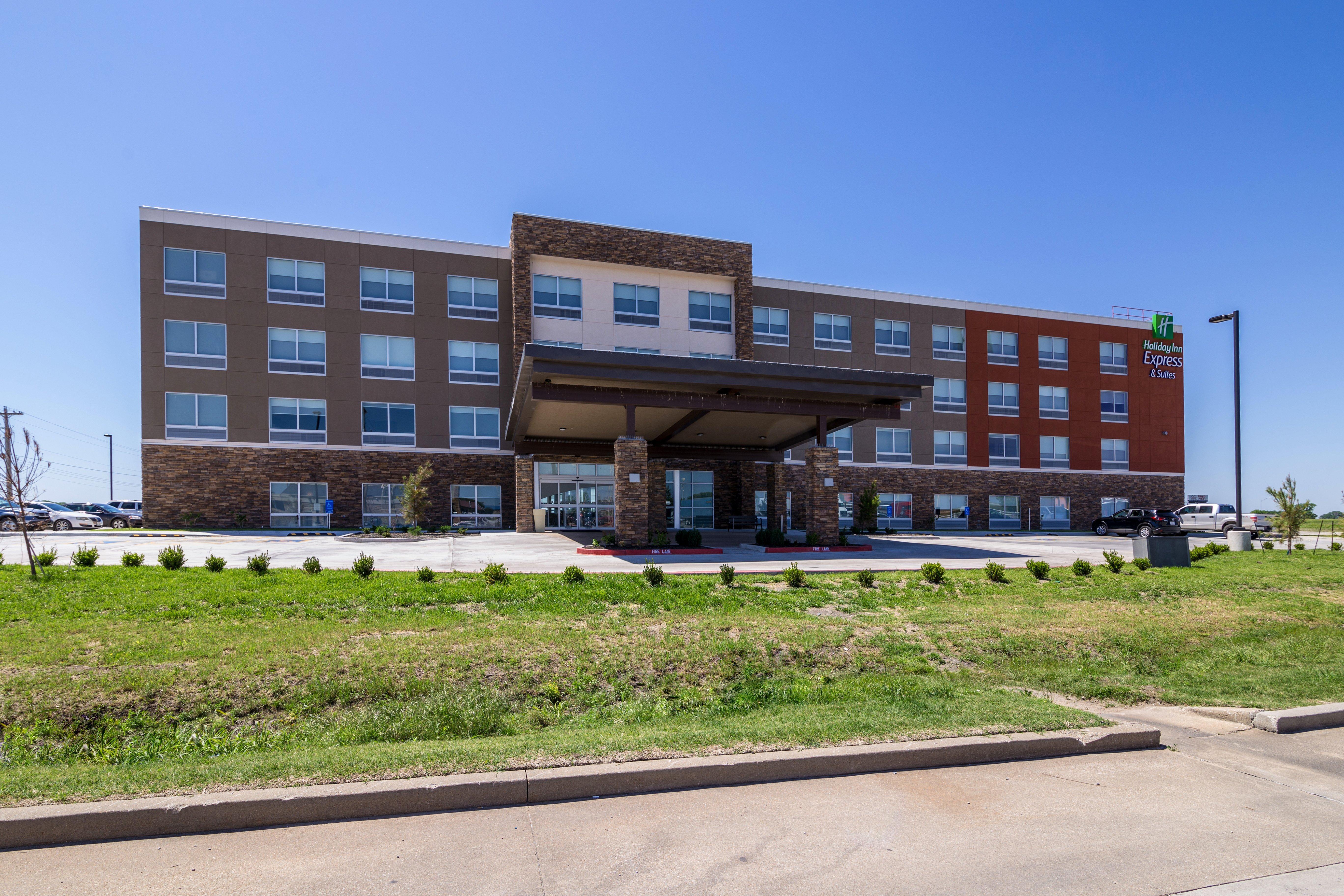 Holiday Inn Express & Suites Blackwell By Ihg Exterior photo