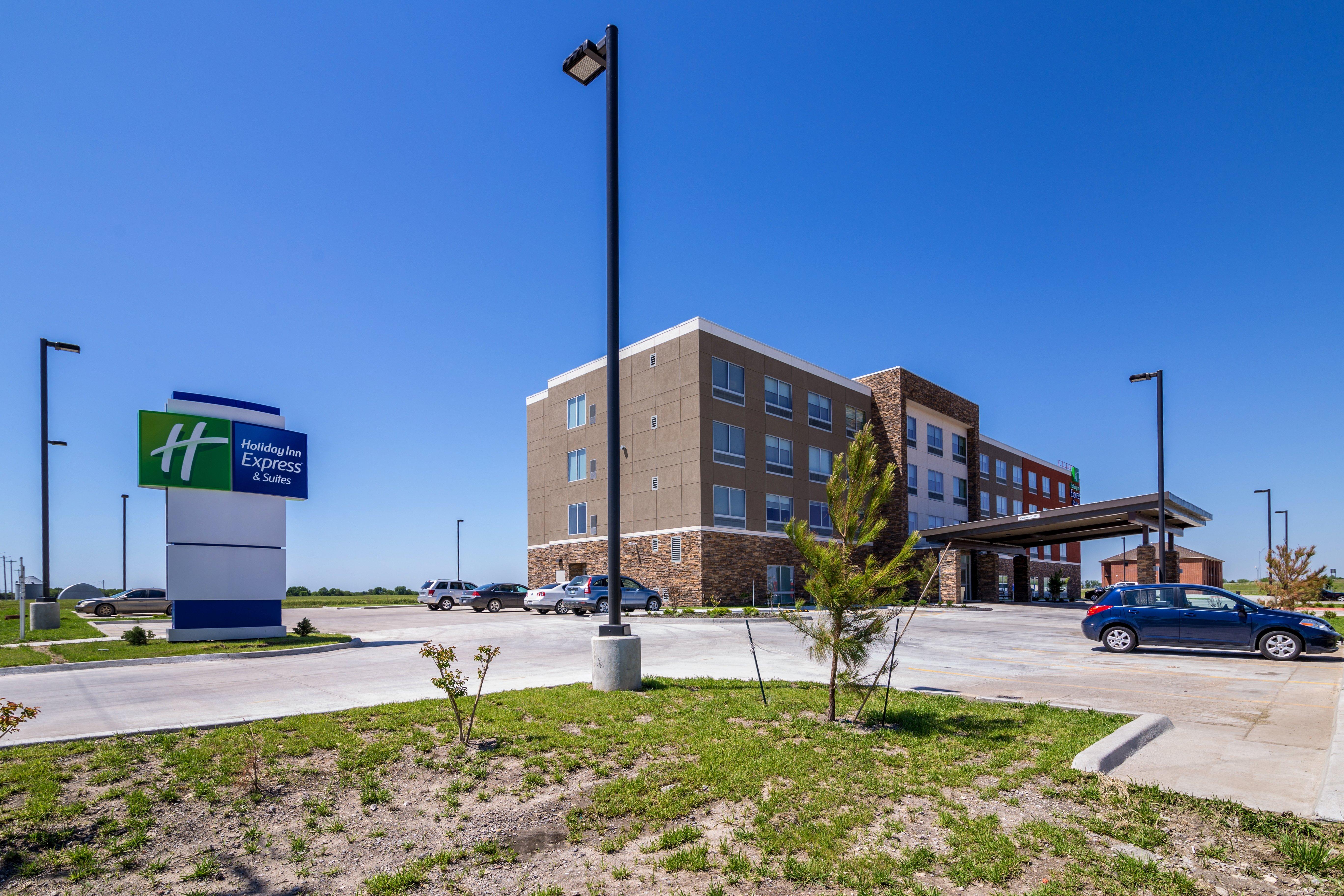 Holiday Inn Express & Suites Blackwell By Ihg Exterior photo